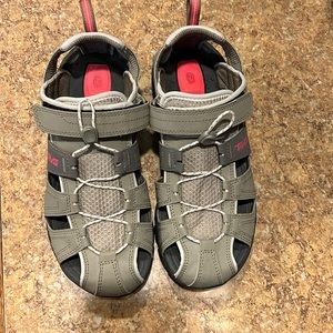TEVA Forebay fisherman sport water hiking size 9 ,Gently used .